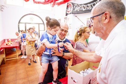 Reparto de tajadas en la mañana del Sábado Agés - MARIO TEJEDOR (8)