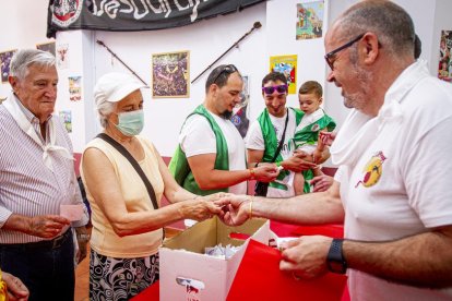 Reparto de tajadas en la mañana del Sábado Agés - MARIO TEJEDOR (9)