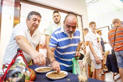 Reparto de tajadas en la mañana del Sábado Agés - MARIO TEJEDOR (16)