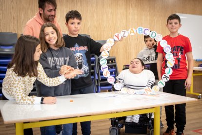 Mañana de juegos e integración en la entrega del cofre solidario de Infantes de Lara a Aspace Soria. GONZALO MONTESEGURO
