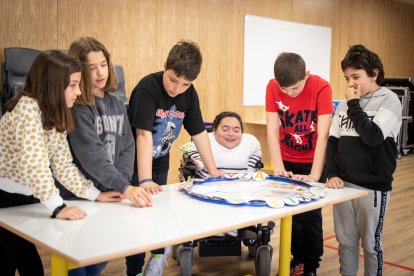 Mañana de juegos e integración en la entrega del cofre solidario de Infantes de Lara a Aspace Soria. GONZALO MONTESEGURO