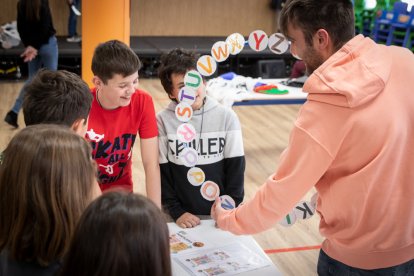 Mañana de juegos e integración en la entrega del cofre solidario de Infantes de Lara a Aspace Soria. GONZALO MONTESEGURO