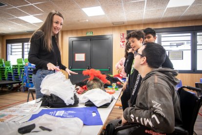 Mañana de juegos e integración en la entrega del cofre solidario de Infantes de Lara a Aspace Soria. GONZALO MONTESEGURO