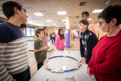 Mañana de juegos e integración en la entrega del cofre solidario de Infantes de Lara a Aspace Soria. GONZALO MONTESEGURO