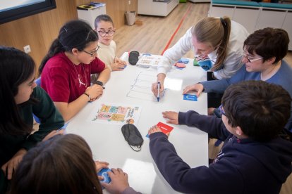 Mañana de juegos e integración en la entrega del cofre solidario de Infantes de Lara a Aspace Soria. GONZALO MONTESEGURO