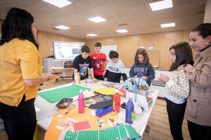 Mañana de juegos e integración en la entrega del cofre solidario de Infantes de Lara a Aspace Soria. GONZALO MONTESEGURO