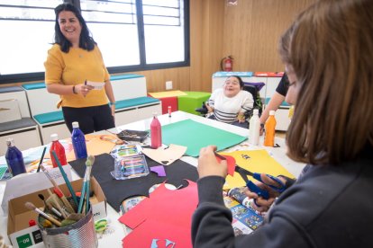 Mañana de juegos e integración en la entrega del cofre solidario de Infantes de Lara a Aspace Soria. GONZALO MONTESEGURO