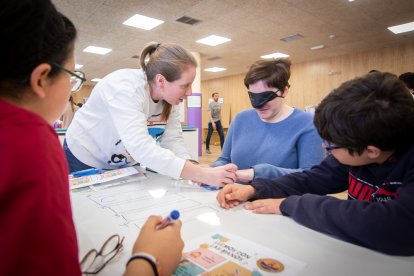 Mañana de juegos e integración en la entrega del cofre solidario de Infantes de Lara a Aspace Soria. GONZALO MONTESEGURO