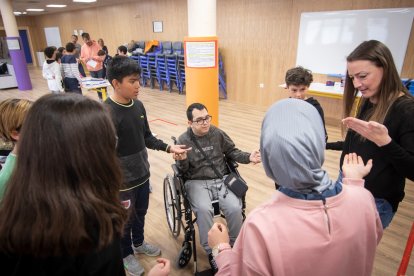 Mañana de juegos e integración en la entrega del cofre solidario de Infantes de Lara a Aspace Soria. GONZALO MONTESEGURO