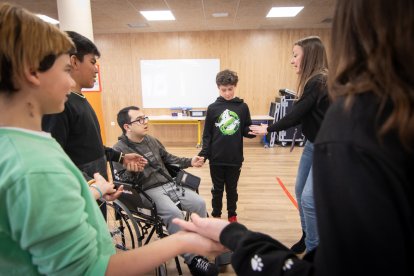 Mañana de juegos e integración en la entrega del cofre solidario de Infantes de Lara a Aspace Soria. GONZALO MONTESEGURO