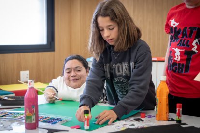 Mañana de juegos e integración en la entrega del cofre solidario de Infantes de Lara a Aspace Soria. GONZALO MONTESEGURO