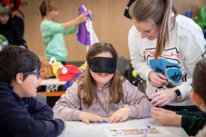 Mañana de juegos e integración en la entrega del cofre solidario de Infantes de Lara a Aspace Soria. GONZALO MONTESEGURO