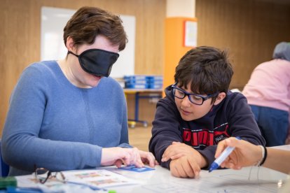 Mañana de juegos e integración en la entrega del cofre solidario de Infantes de Lara a Aspace Soria. GONZALO MONTESEGURO