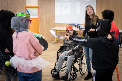 Mañana de juegos e integración en la entrega del cofre solidario de Infantes de Lara a Aspace Soria. GONZALO MONTESEGURO