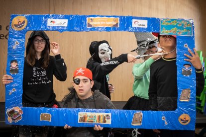 Mañana de juegos e integración en la entrega del cofre solidario de Infantes de Lara a Aspace Soria. GONZALO MONTESEGURO