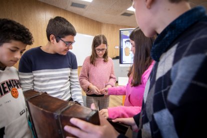 Mañana de juegos e integración en la entrega del cofre solidario de Infantes de Lara a Aspace Soria. GONZALO MONTESEGURO
