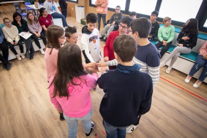 Mañana de juegos e integración en la entrega del cofre solidario de Infantes de Lara a Aspace Soria. GONZALO MONTESEGURO