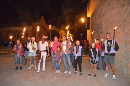 Encendido de antorchas para despedir las fiestas de Almazán. SATUR LAFUENTE (18)_04