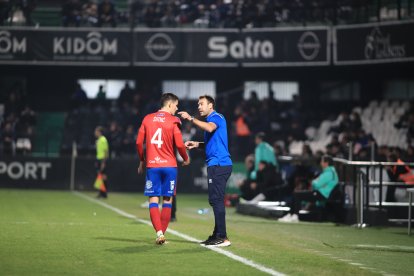 Iñaki Bea da indicaciones al central Simic. Área 11