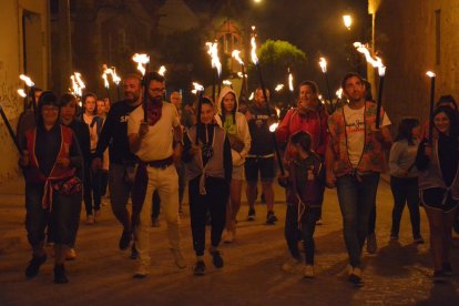 Encendido de antorchas para despedir las fiestas de Almazán. SATUR LAFUENTE (23)_04