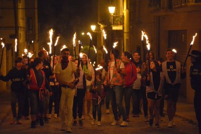 Encendido de antorchas para despedir las fiestas de Almazán. SATUR LAFUENTE (25)_04