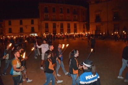 Encendido de antorchas para despedir las fiestas de Almazán. SATUR LAFUENTE (28)_04