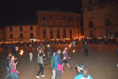 Encendido de antorchas para despedir las fiestas de Almazán. SATUR LAFUENTE (29)_04