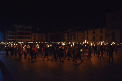 Encendido de antorchas para despedir las fiestas de Almazán. SATUR LAFUENTE (31)_04