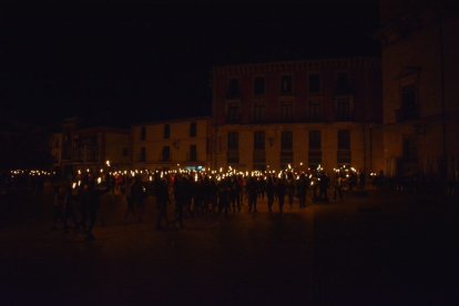 Encendido de antorchas para despedir las fiestas de Almazán. SATUR LAFUENTE (34)_04
