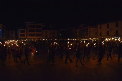 Encendido de antorchas para despedir las fiestas de Almazán. SATUR LAFUENTE (35)_04