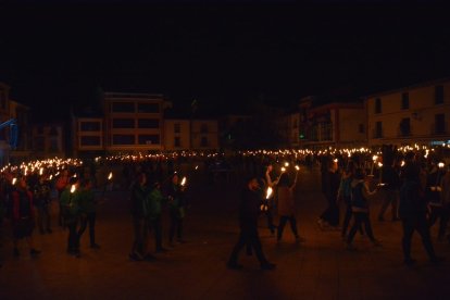 Encendido de antorchas para despedir las fiestas de Almazán. SATUR LAFUENTE (37)_04