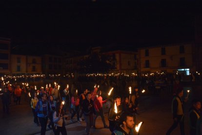 Encendido de antorchas para despedir las fiestas de Almazán. SATUR LAFUENTE (40)_04