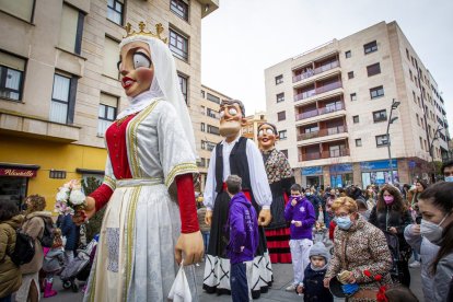Desfile de gigantes y cabezudos - MARIO TEJEDOR (1)