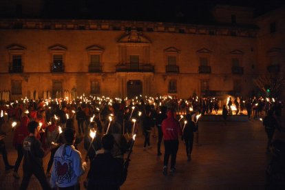 Encendido de antorchas para despedir las fiestas de Almazán. SATUR LAFUENTE (52)_04
