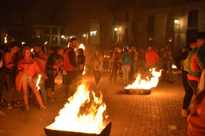 Encendido de antorchas para despedir las fiestas de Almazán. SATUR LAFUENTE (67)_04