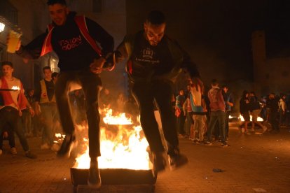 Encendido de antorchas para despedir las fiestas de Almazán. SATUR LAFUENTE (70)_04