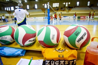 Rio Duero Voley vs Textil Santanderina. MARIO TEJEDOR (3)