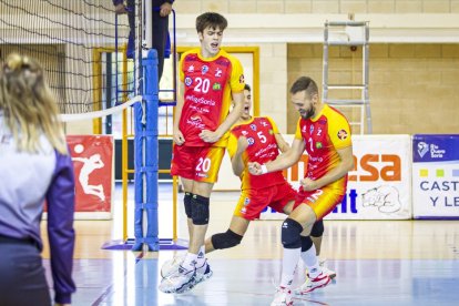Rio Duero Voley vs Textil Santanderina. MARIO TEJEDOR (52)