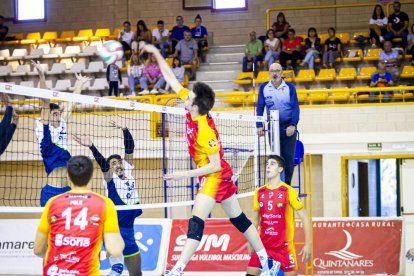 Rio Duero Voley vs Textil Santanderina. MARIO TEJEDOR (56)