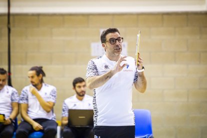 Rio Duero Voley vs Textil Santanderina. MARIO TEJEDOR (60)