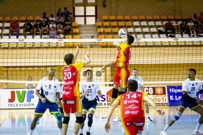 Rio Duero Voley vs Textil Santanderina. MARIO TEJEDOR (62)