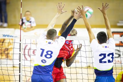 Rio Duero Voley vs Textil Santanderina. MARIO TEJEDOR (64)