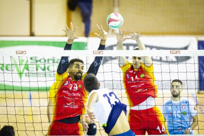 Rio Duero Voley vs Textil Santanderina. MARIO TEJEDOR (65)