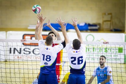 Rio Duero Voley vs Textil Santanderina. MARIO TEJEDOR (68)
