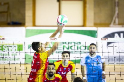Rio Duero Voley vs Textil Santanderina. MARIO TEJEDOR (69)