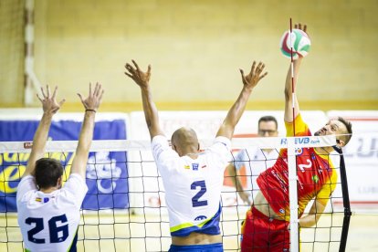 Rio Duero Voley vs Textil Santanderina. MARIO TEJEDOR (70)