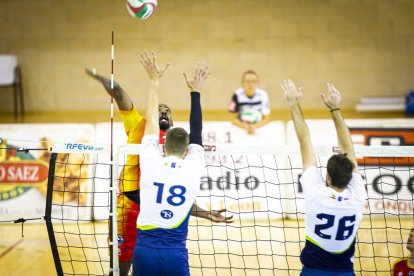 Rio Duero Voley vs Textil Santanderina. MARIO TEJEDOR (71)