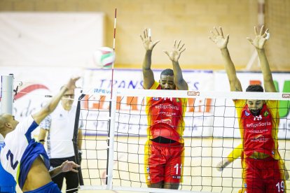 Rio Duero Voley vs Textil Santanderina. MARIO TEJEDOR (72)