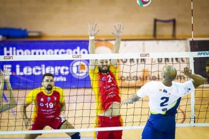 Rio Duero Voley vs Textil Santanderina. MARIO TEJEDOR (73)