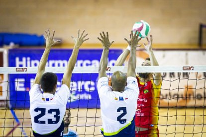 Rio Duero Voley vs Textil Santanderina. MARIO TEJEDOR (74)